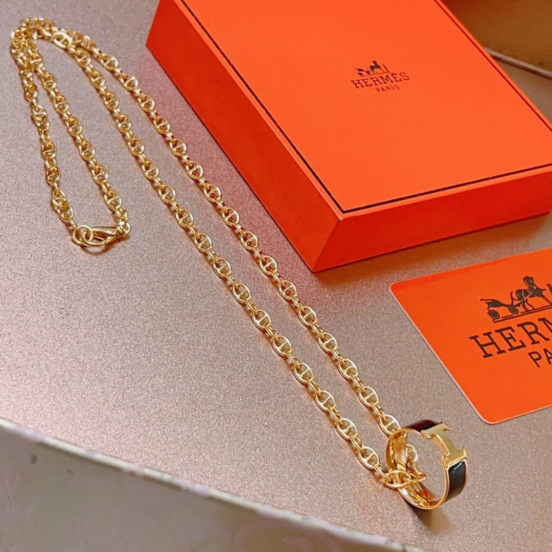 エルメスのロゴネックレスの偽物