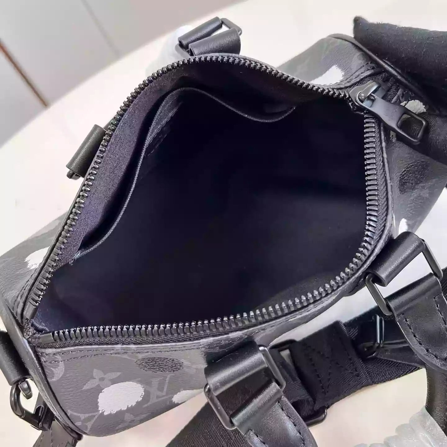 X 草間彌生 キーポル 25 バッグ（ブラック＆シルバー M46406 – LW252）