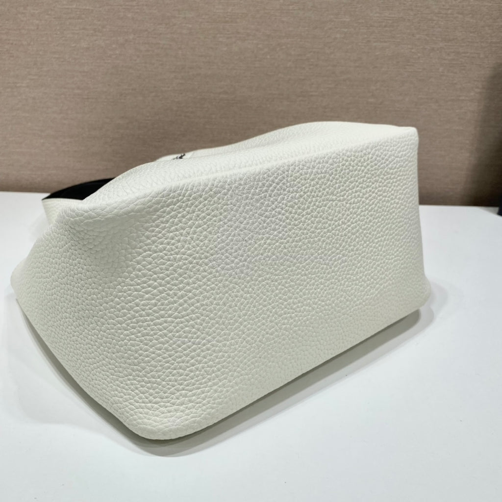 PRADA 輸入品 柔らかく繊細なカーフスキン 野菜かごトート 脇バッグ