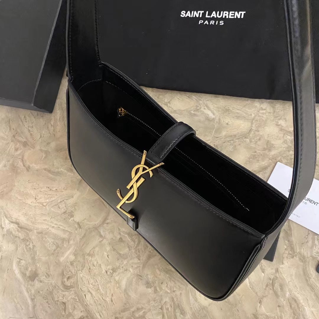 LE 5 7 マットパイソン製ホーボーバッグ