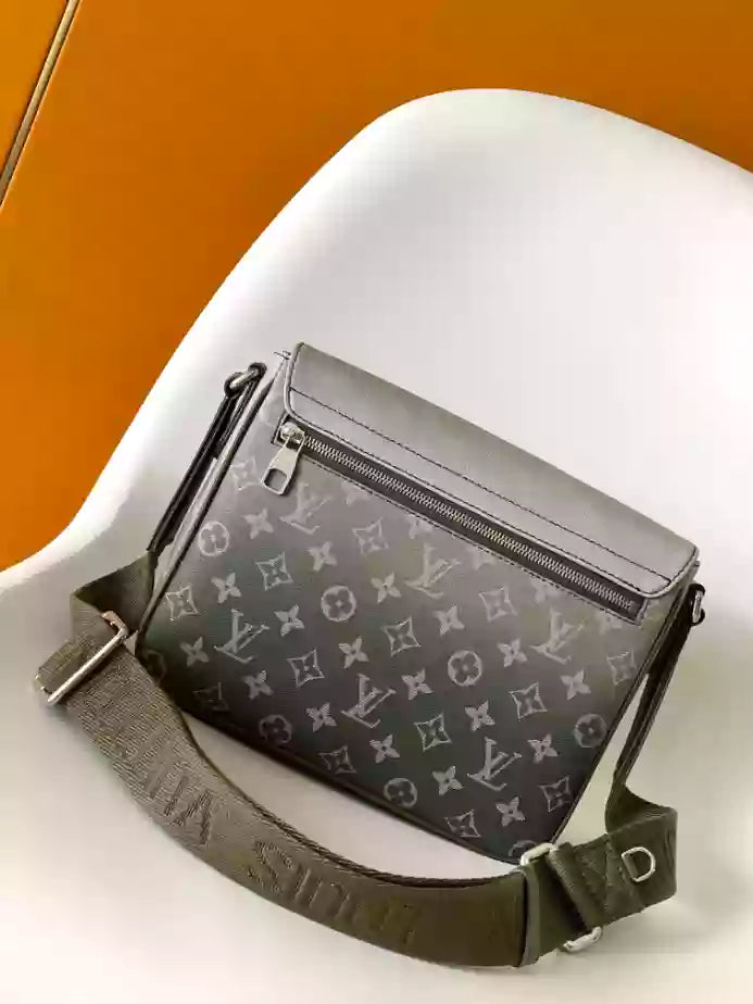 ディストリクト PM メッセンジャーバッグ カーキ モノグラム グラデーション キャンバス M11593 – LW284